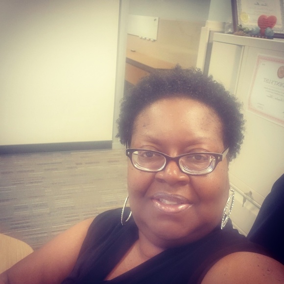Profile Picture of Sandra Minor (@minor2u) on Poshmark
