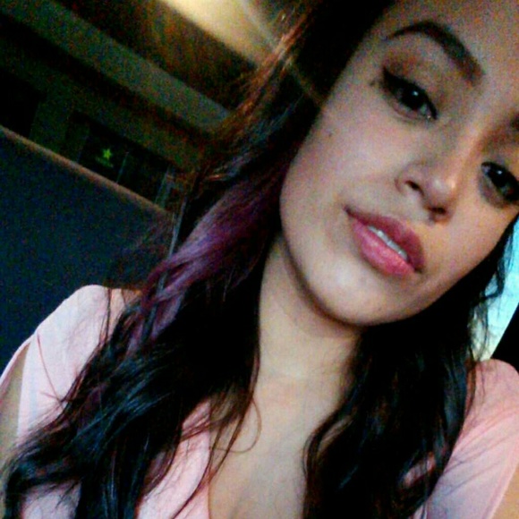 Profile Picture of Michell Lopez (@meeshelly) on Poshmark