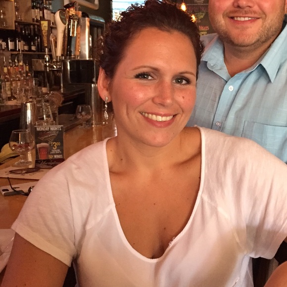 Profile Picture of Lori Webb (@loriwebb143) on Poshmark
