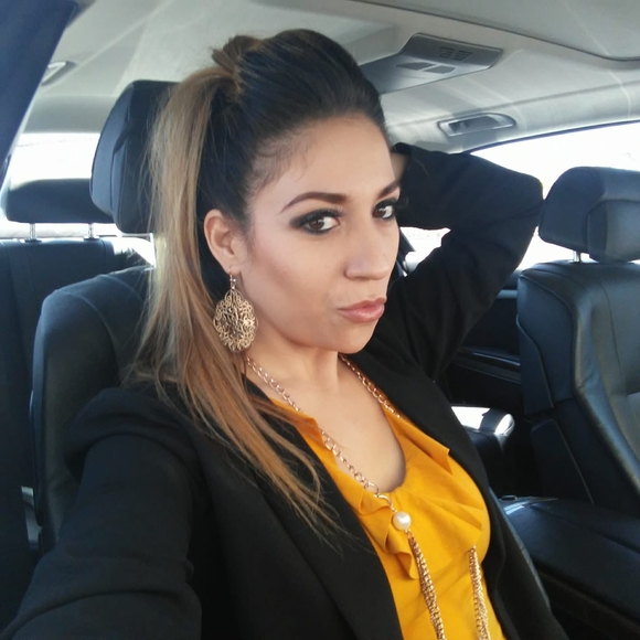 Profile Picture of Febye Sena (@febye) on Poshmark
