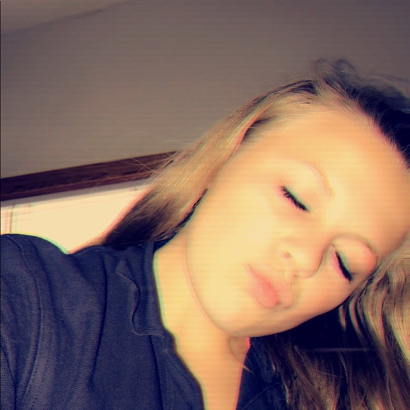 Profile Picture of Emily Goad (@emily_goad) on Poshmark