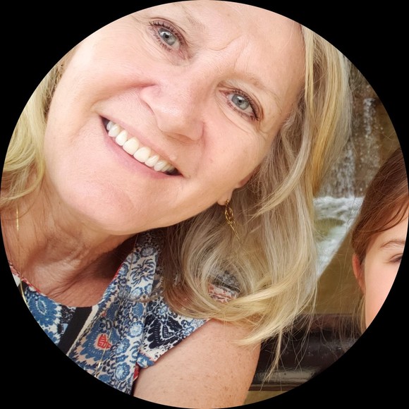 Profile Picture of Robin Foster (@robinlf) on Poshmark