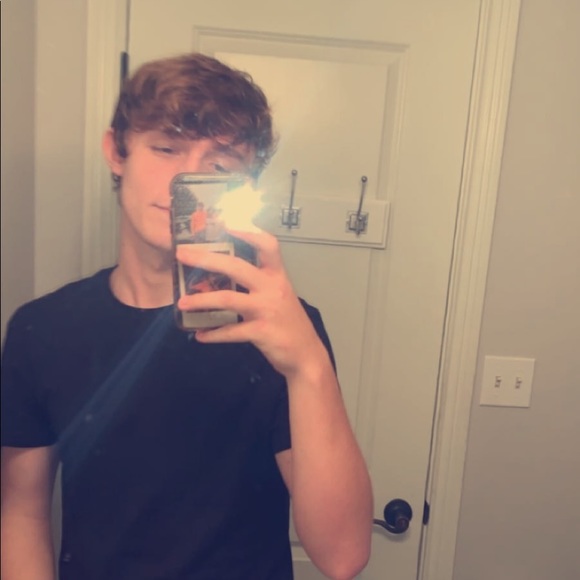 Profile Picture of Danny Dickson (@dannydickson) on Poshmark