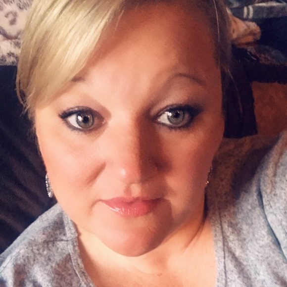 Profile Picture of Amanda Pearcy (@okimthemom) on Poshmark