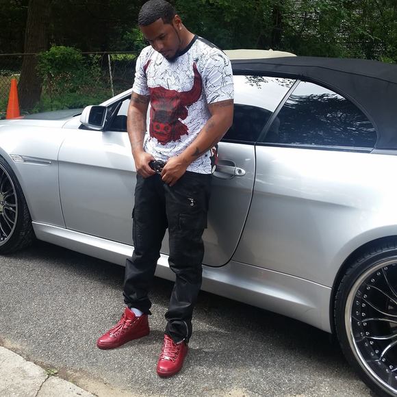 Profile Picture of Roy Tate (@tateroy70) on Poshmark