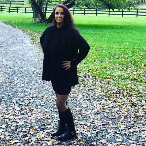 Profile Picture of Amanda Baker-barrier (@abakerbarrier) on Poshmark