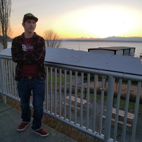 Profile Picture of Travis Wallace (@twallace217) on Poshmark