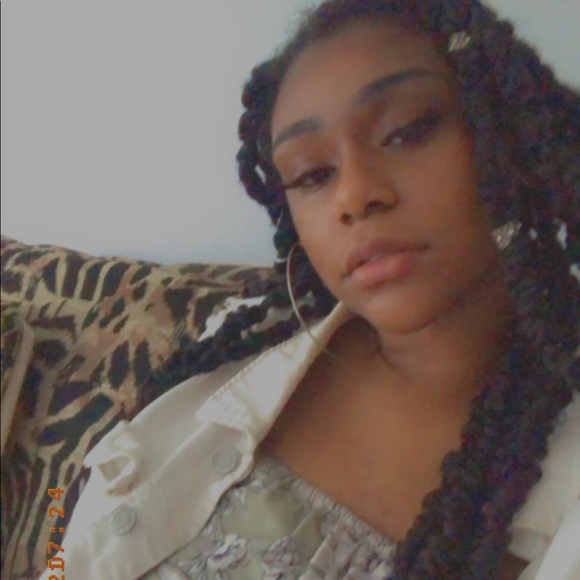 Profile Picture of Zee Zee (@zeemonae07) on Poshmark