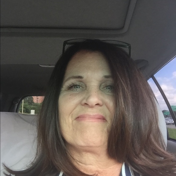 Profile Picture of Mari Bergerson (@marib1293) on Poshmark