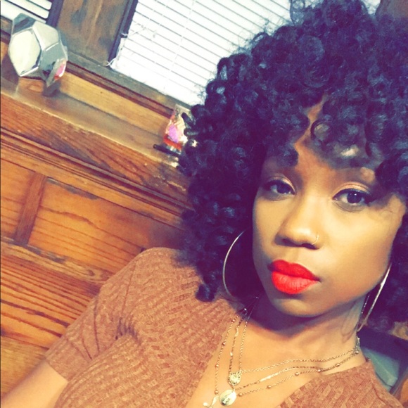 Profile Photo of Anica Ewing (@sw33t_cocoa) on Poshmark