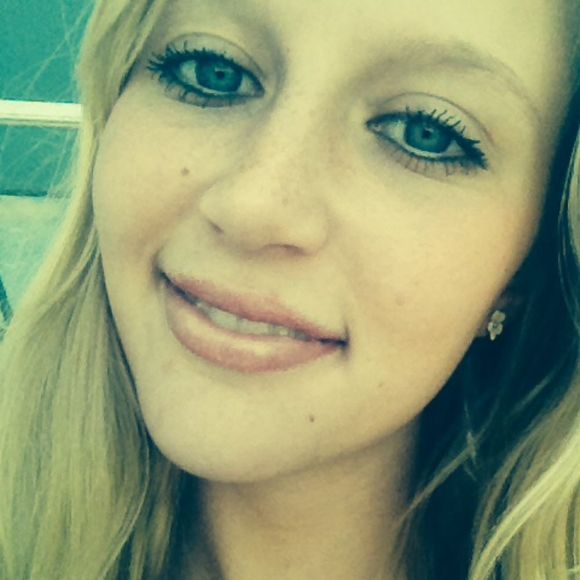 Profile Picture of Carly Crane (@carlyellen18) on Poshmark