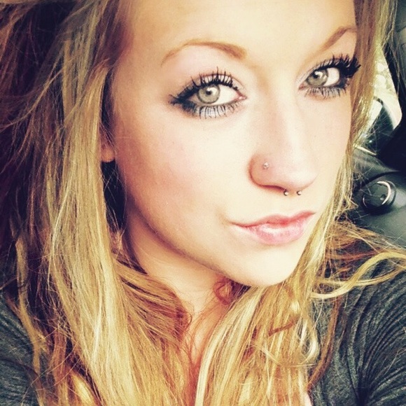 Profile Picture of Skyler Hebert (@skylerahebert) on Poshmark
