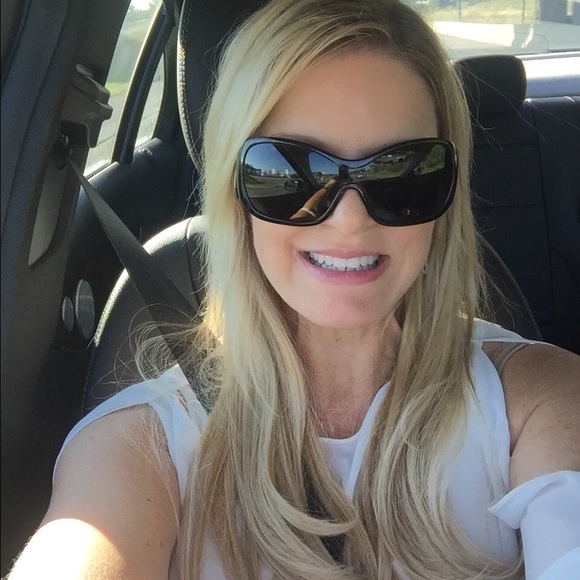 Profile Picture of Tracie Hovey (@blewline) on Poshmark