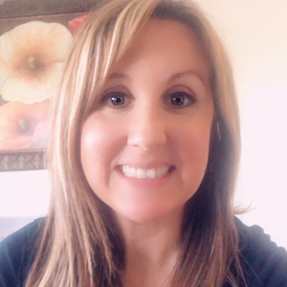 Profile Picture of Melanie Klages (@melonynhaskins) on Poshmark