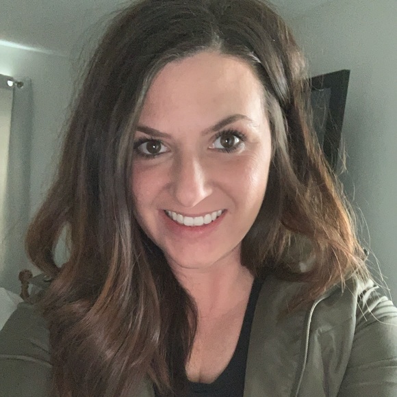 Profile Picture of Lindsay Amiott (@lamiott87) on Poshmark