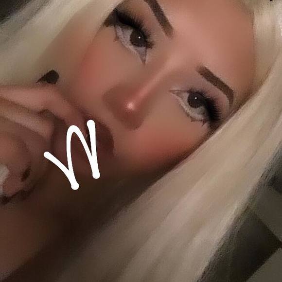 Profile Picture of Shiyona Mora (@shiyonamora321) on Poshmark