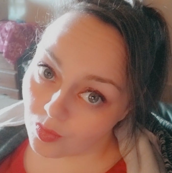 Profile Picture of Amanda Hartz (@amandahartz2005) on Poshmark