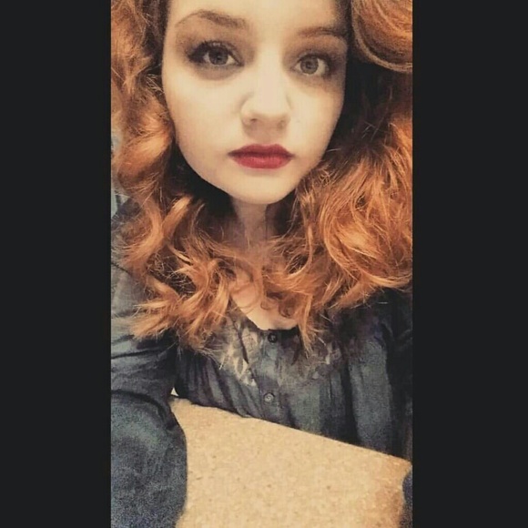 Profile Picture of Annette Belitz (@aroseb) on Poshmark