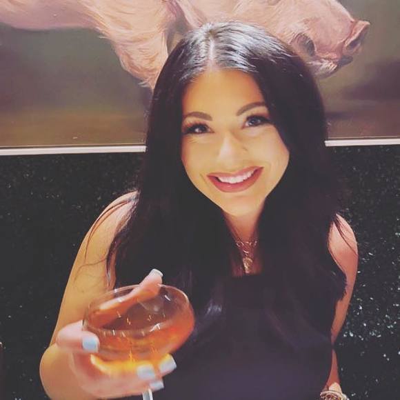 Profile Picture of Leah Long (@leahlong0516) on Poshmark