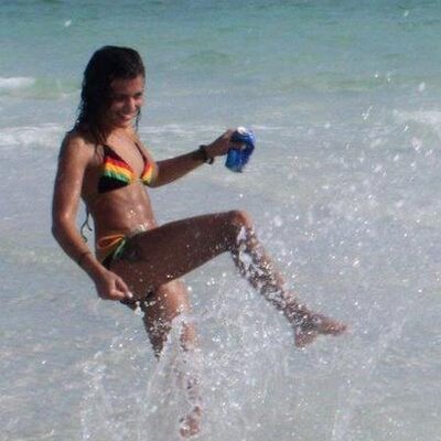 Profile Picture of Claudia Royer (@waiting4waves) on Twitter