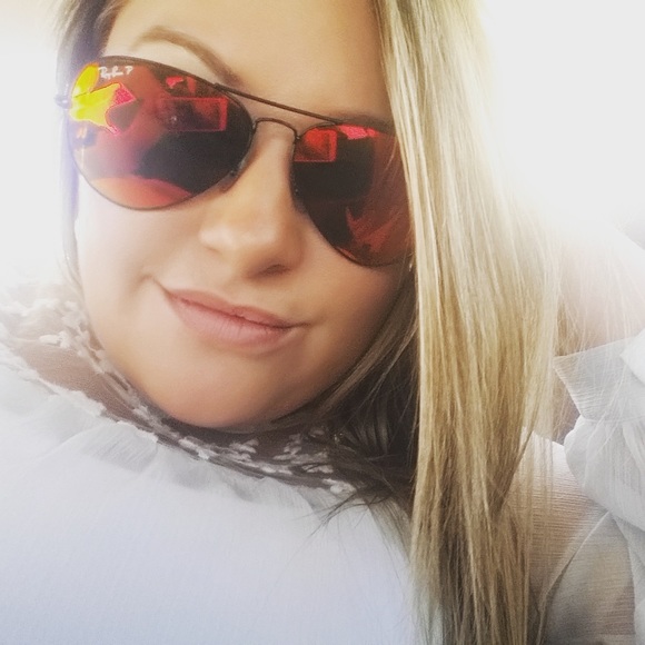 Profile Picture of Danielle Hollingshead (@danicup5) on Poshmark