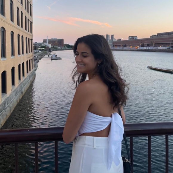 Profile Picture of Lisa Schwartz (@lisaschwartz588) on Poshmark