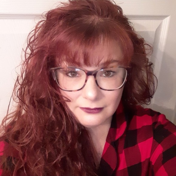 Profile Picture of Lisa Wheeler (@lovemonkey2128) on Poshmark