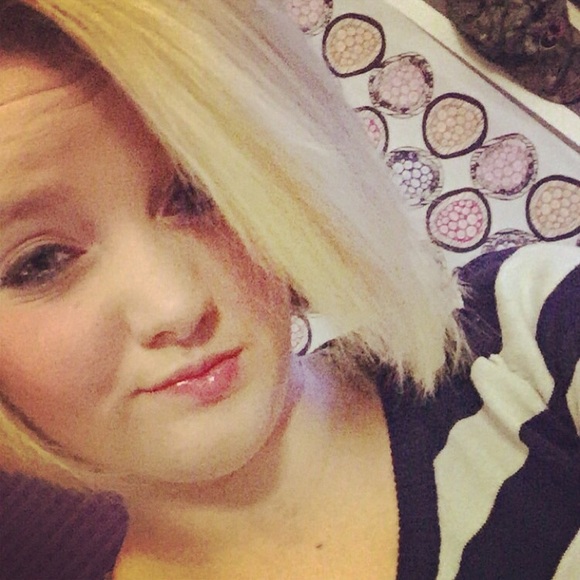 Profile Picture of Sarah Weizer (@sweezer) on Poshmark