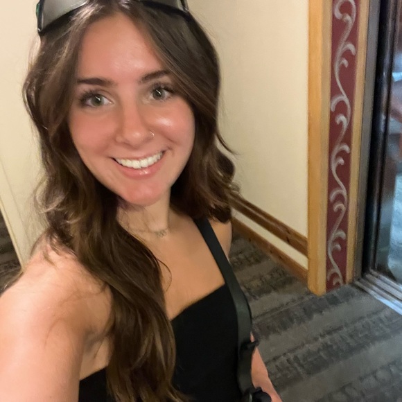 Profile Picture of Lucy Olson (@lucyolson36) on Poshmark