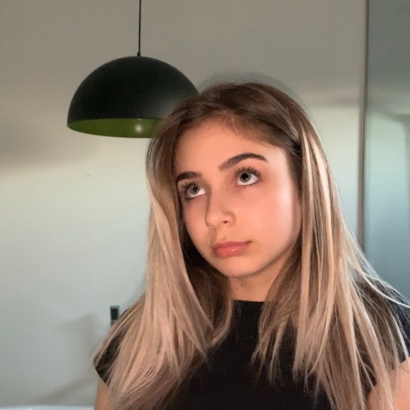 Profile Picture of Zoe Spino (@zoespino) on Poshmark