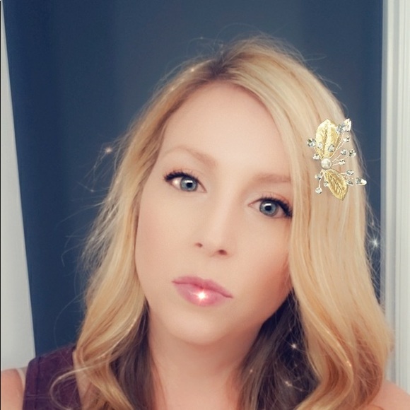 Profile Picture of Danielle Wolfrum (@dwolfrum3) on Poshmark
