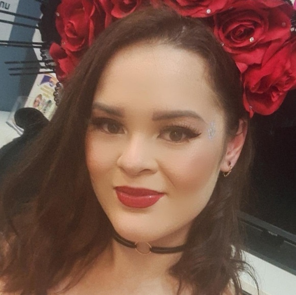 Profile Picture of Rachelle Dodgson (@s33_sh3ll) on Poshmark