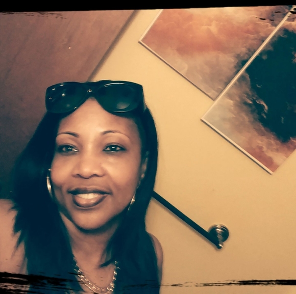 Profile Picture of Kimmy Bell (@kimmybell) on Poshmark