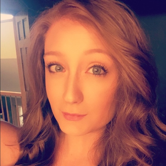 Profile Picture of Ashley Piontkowski (@fitashley93) on Poshmark