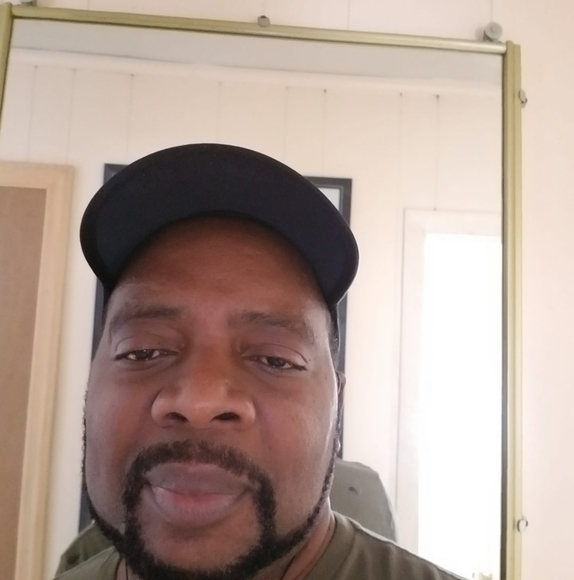 Profile Picture of Martin Everton (@martineverton) on Poshmark