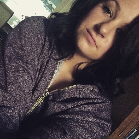 Profile Picture of Allison Lyons (@allyons1) on Poshmark