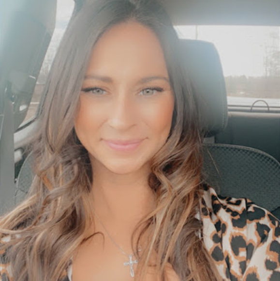 Profile Picture of Olivia Covert (@oliviacovert231) on Poshmark