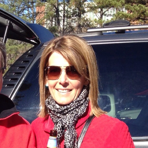 Profile Picture of Leslie Medinger (@lesm0211) on Poshmark