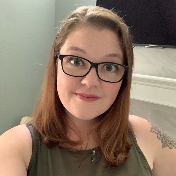 Profile Picture of Ashlee Thorne (@ashleethorne) on Poshmark