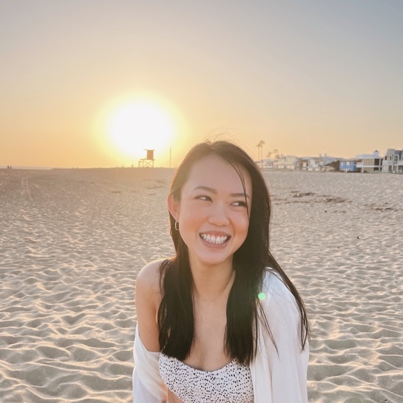 Profile Picture of June Lin (@junioscloset) on Poshmark