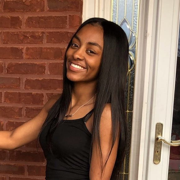 Profile Picture of Taylor Favors (@taylorfavors02) on Poshmark