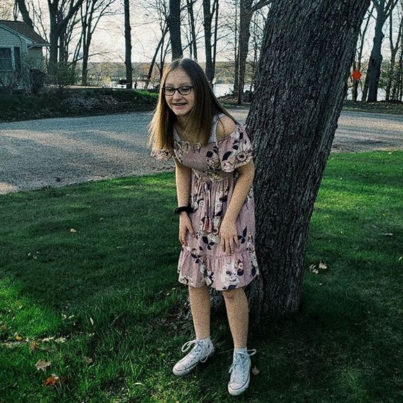 Profile Picture of Emily Wahr (@emilywahrzone) on Poshmark