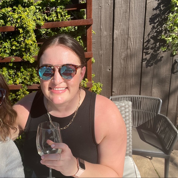 Profile Picture of Danielle Renyer (@daniellerenyer) on Poshmark