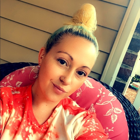 Profile Picture of Tina Mac (@tinamacri) on Poshmark