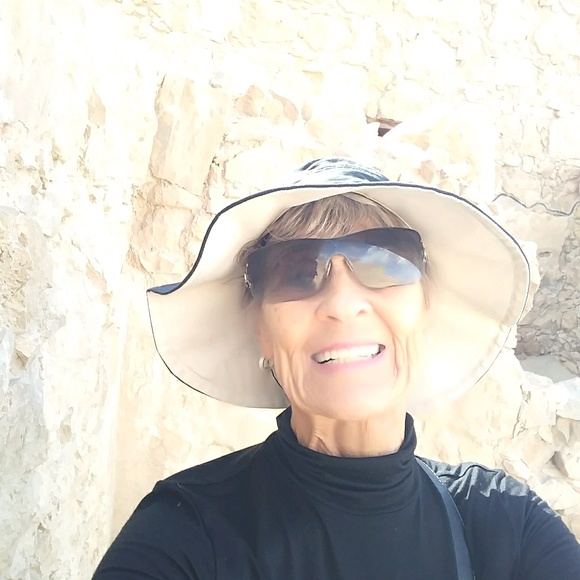 Profile Picture of Katherine Fairleigh (@kefairleigh) on Poshmark