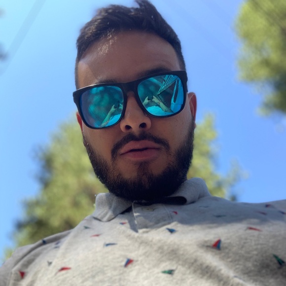 Profile Picture of Koris Ramirez (@korisramirez) on Poshmark