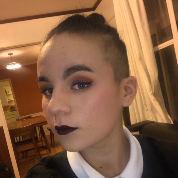 Jr Maruna - Poshmark Profile Picture of Jr Maruna (@artsy2022) on Poshmark