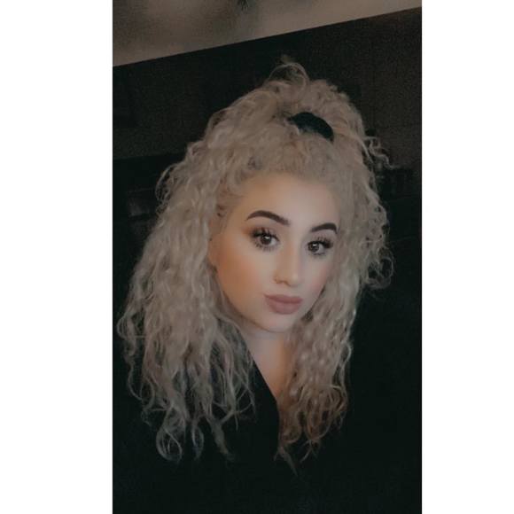 Profile Picture of Nikki Manetta (@nikkimanetta) on Poshmark