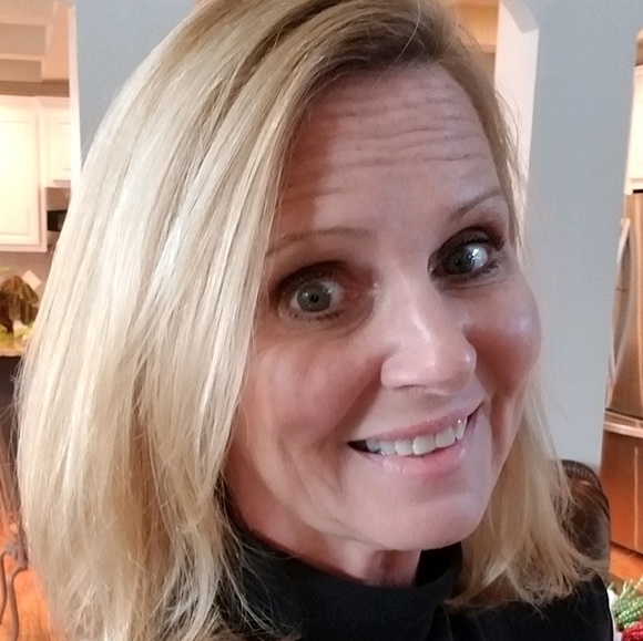 Profile Picture of Lisa Cumbess (@lisaalday) on Poshmark