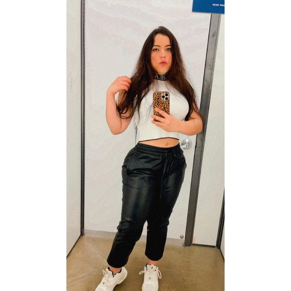 Profile Picture of Genesis Labarca (@genesislabarca) on Poshmark